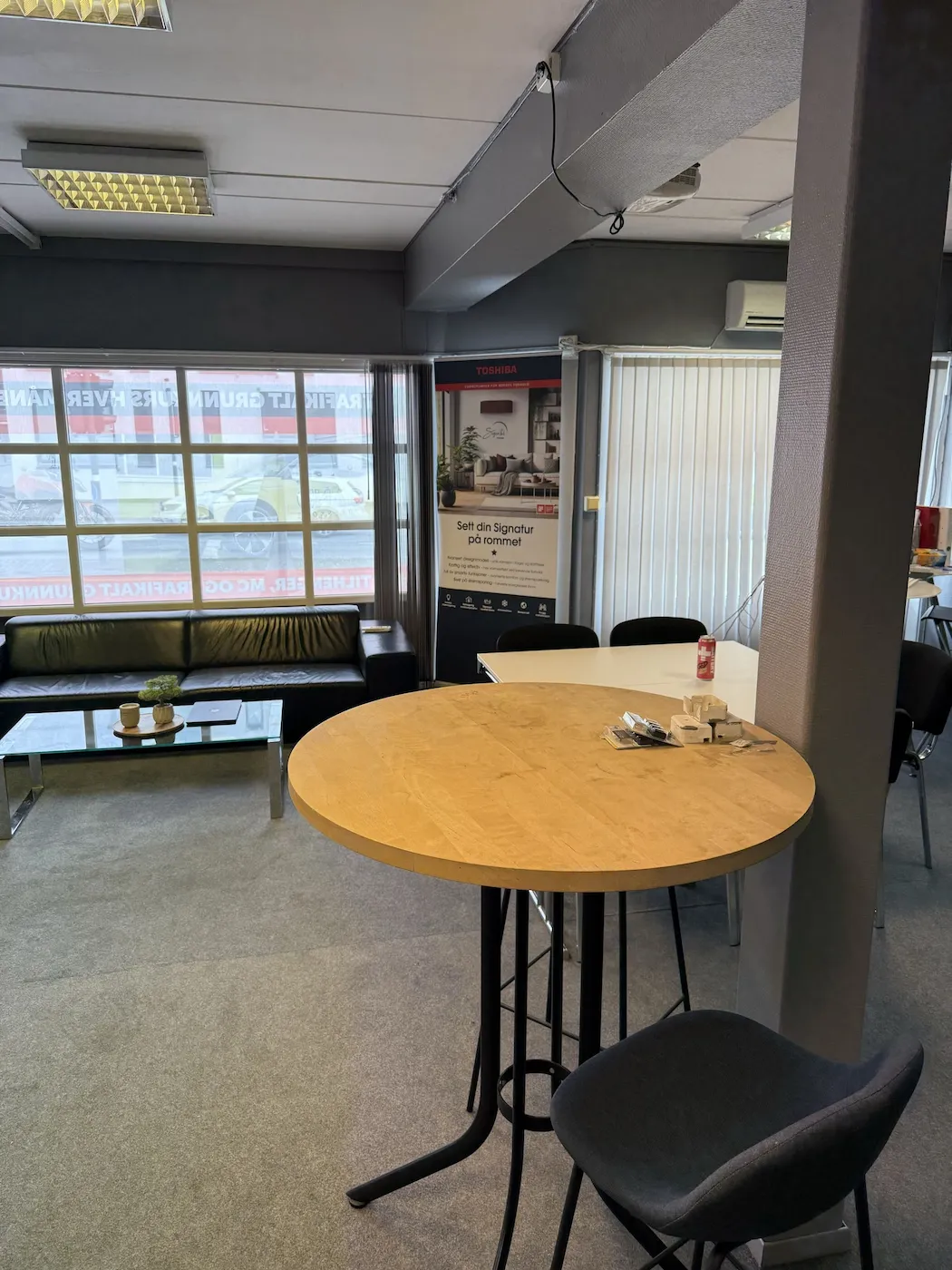 Bardisk og møterom i showroom Sandnes