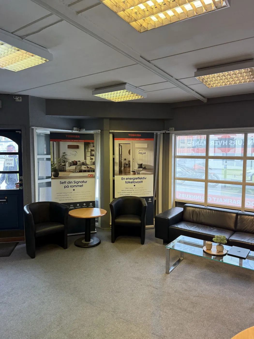 Venteområde i showroom med Toshiba-bannere