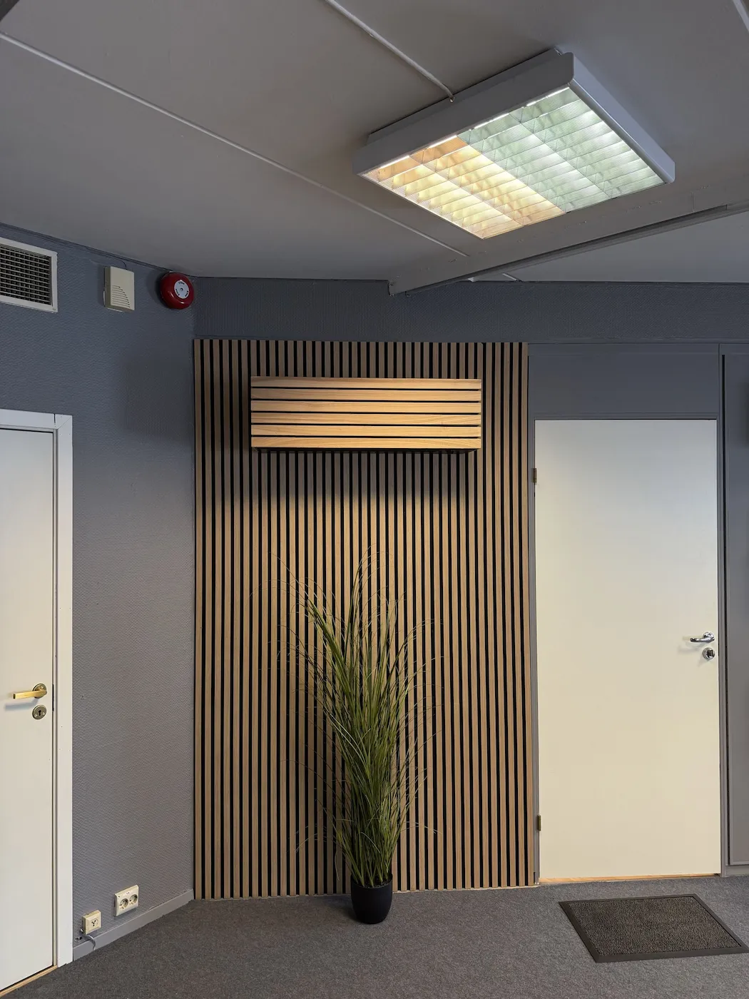 Toshiba Signatur varmepumpe montert på trepanel