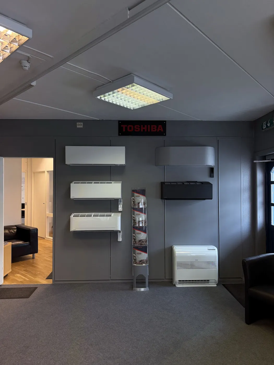Toshiba varmepumper på vegg i showroom